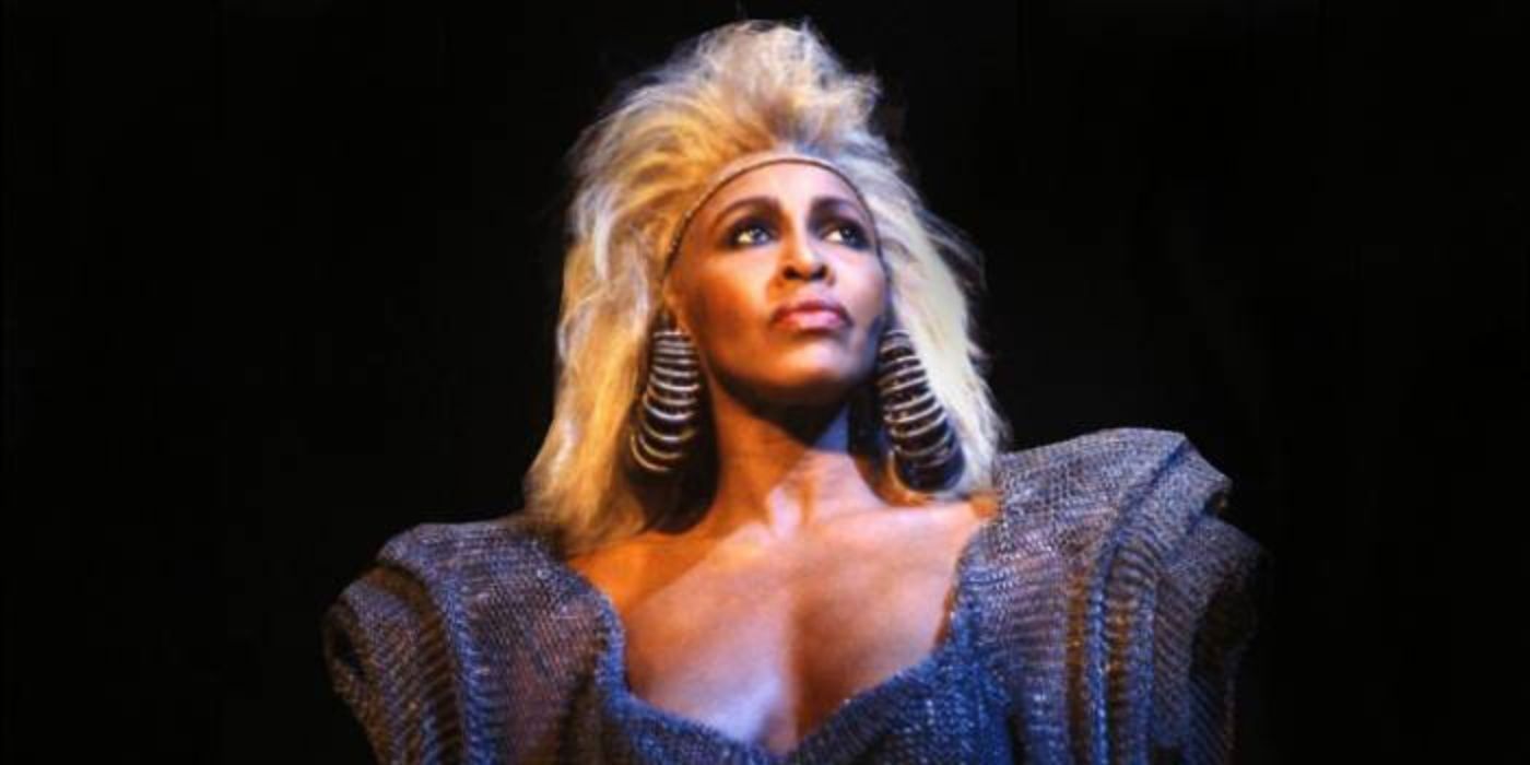 Tina Turner nel ruolo di Aunty Entity in Mad Max Beyond Thunderdome