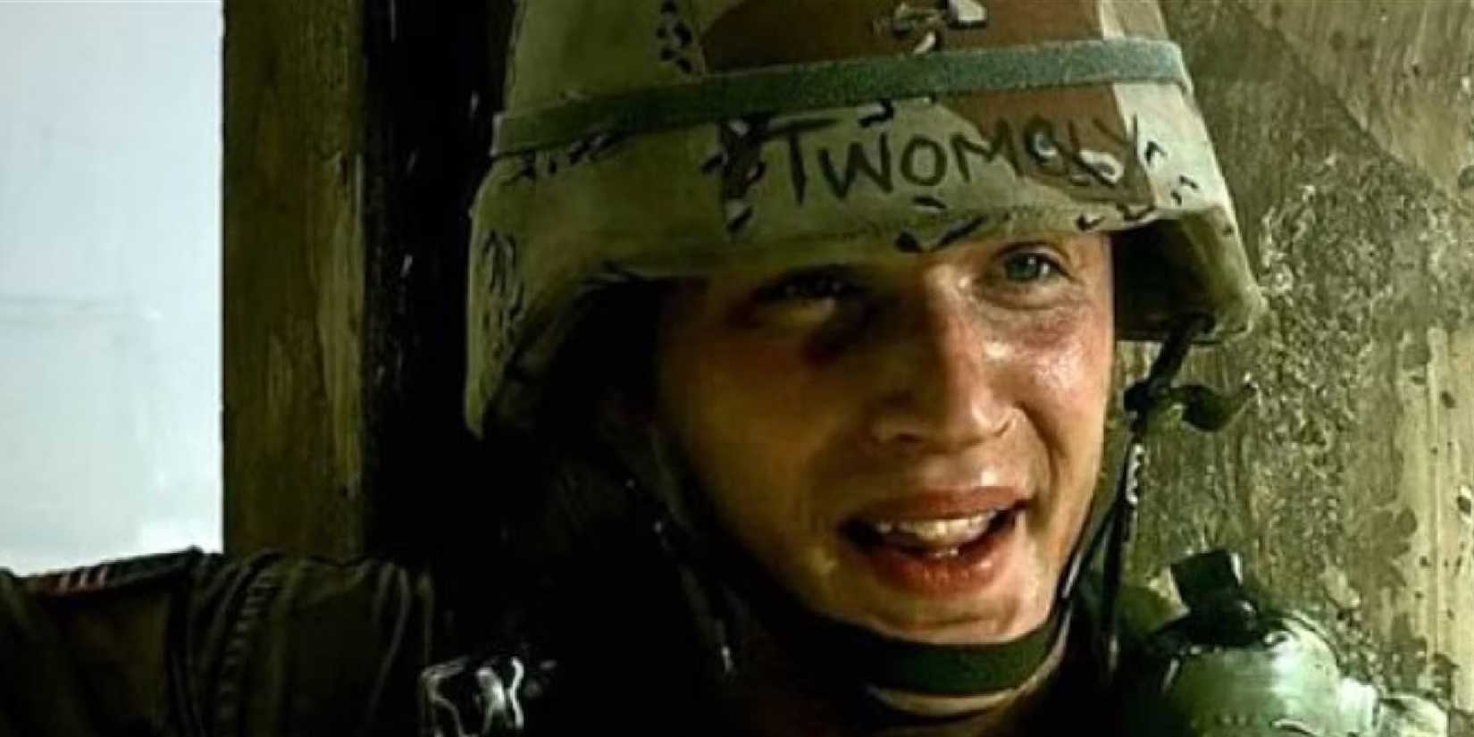Tom Hardy talking to someone in 'Black Hawk Down' (2001)