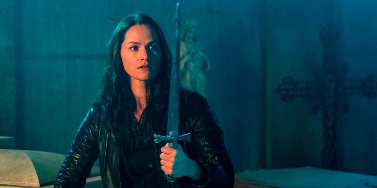 Kelly Overton holding a sword in Van Helsing