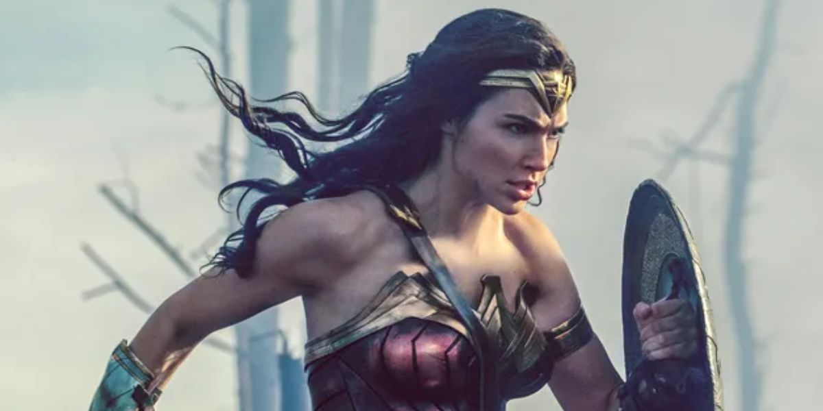 Gal Gadot في دور Wonder Woman وهي تركض مع درعها.