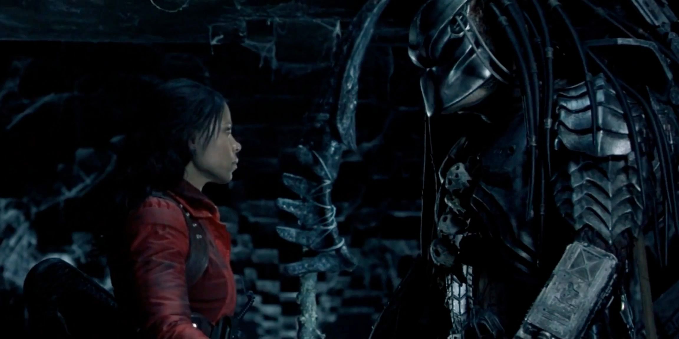 Sana Lathan e Ian White en Alien vs.