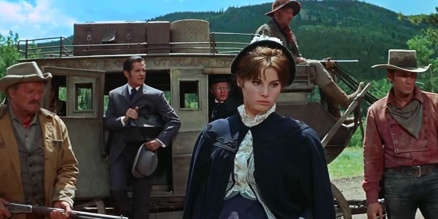 Ann-Margret, Van Heflin, Mike Connors, Red Buttons, Slim Pickens y Alex Cord de pie en el desierto en Stagecoach (1966)