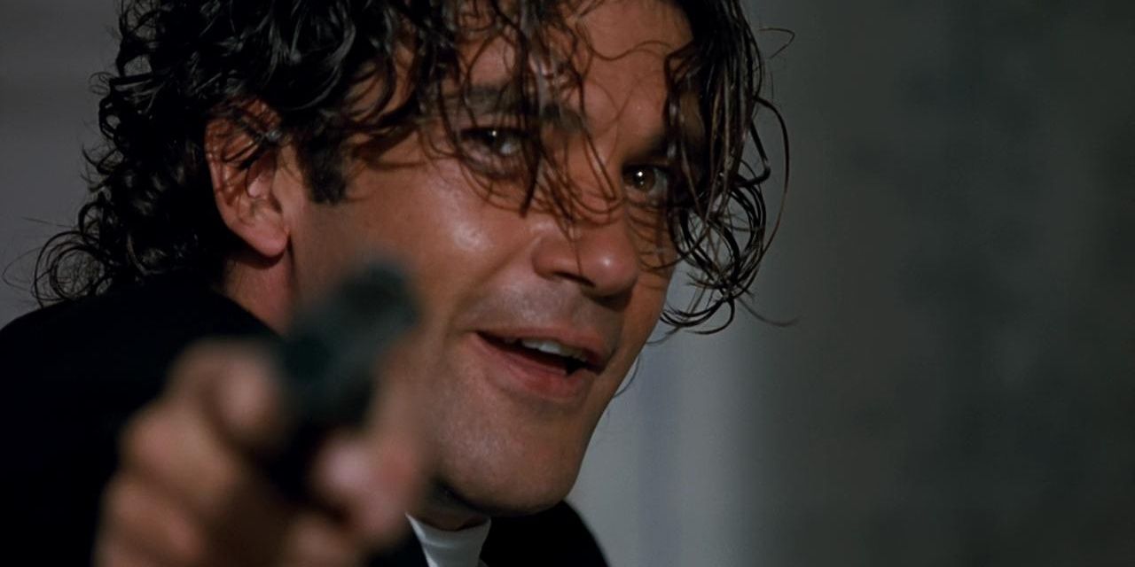 Antonio Banderas as Miguel Bain with a gun in Assassins (1995)