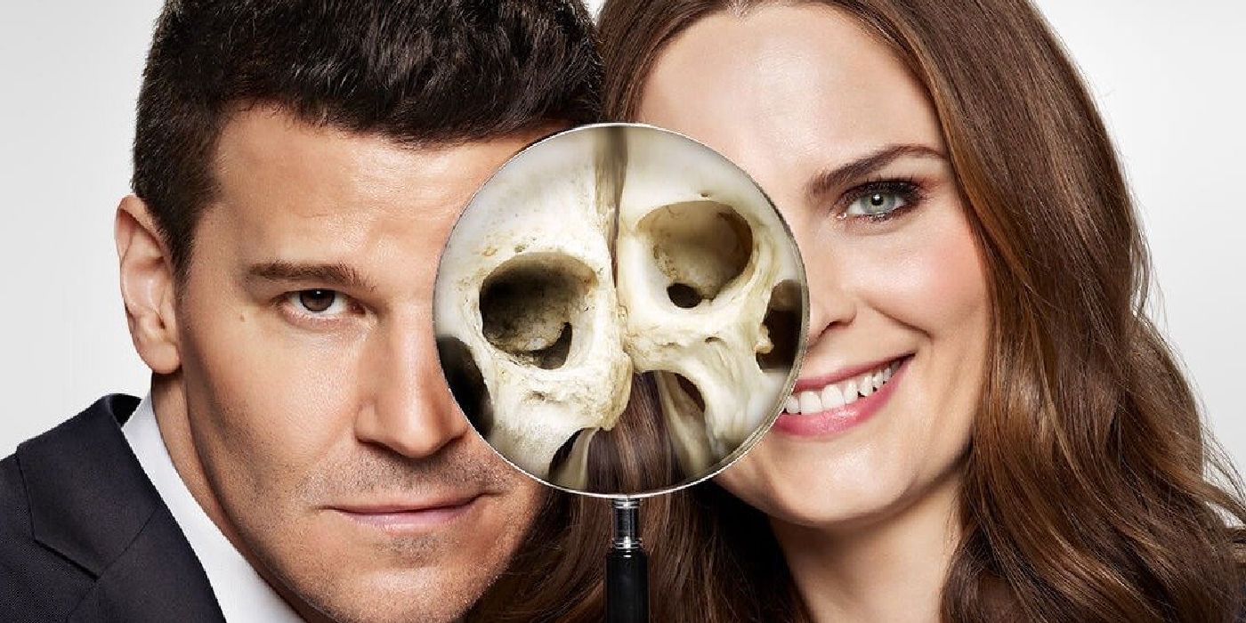 Imagem promocional do drama da Fox, Bones, com Booth e Brennan segurando uma lupa.