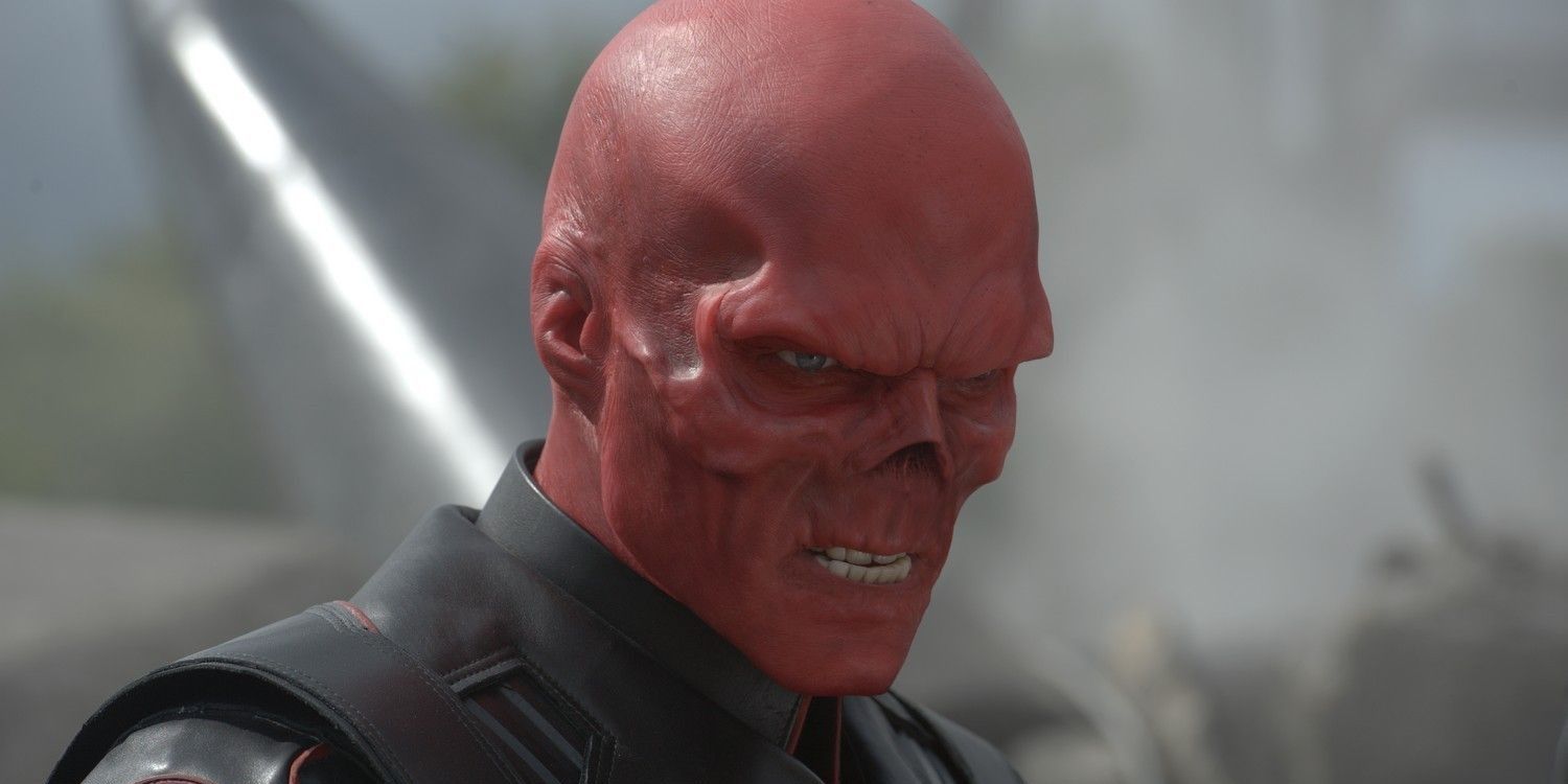Hugo Weaving como Red Skull mira hacia adelante con el ceño fruncido en Capitán América: El primer vengador