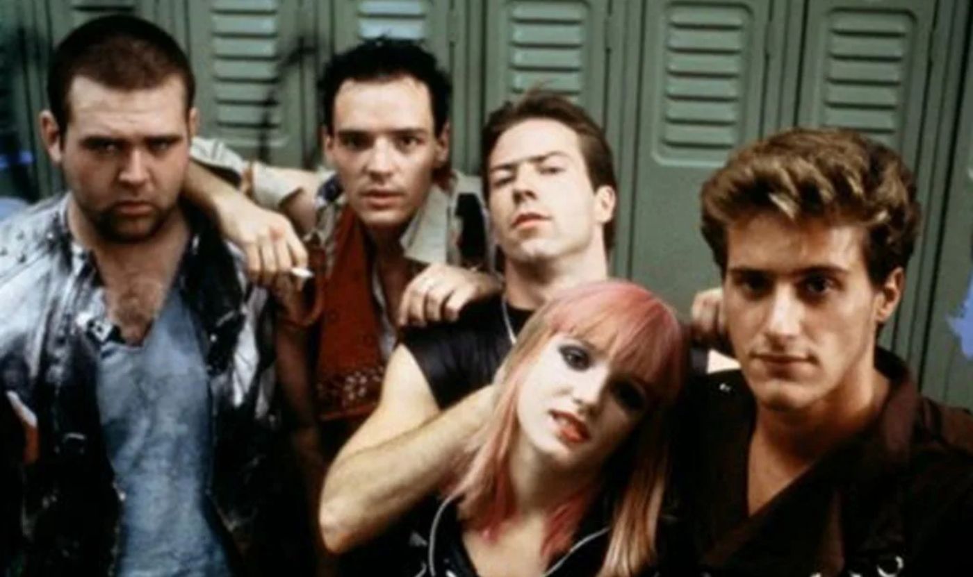 Fallon (Neil Clifford), Barnyard (Keith Knight), Drugstore (Stefan Arngrim), Patsy (Lisa Langlois) et Peter Stegman (Timothy Van Patten) en tant que gang punk dans 