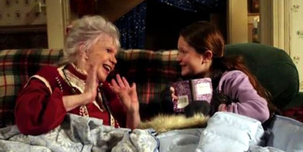 Debbie (Emma Kinney) conversa con la falsa tía Ginger en el sofá en Shameless.