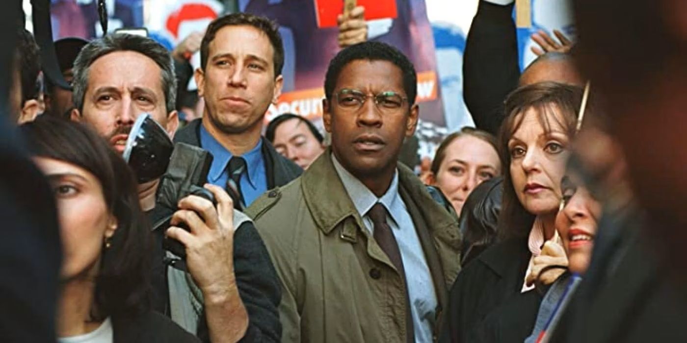 Denzel Washington as Bennett Marco in a crowd of people in 2004's The Manchurian Candidate