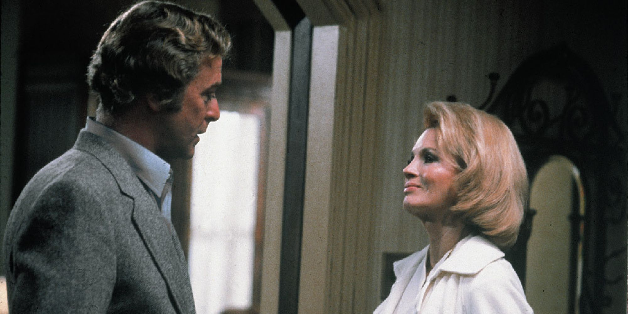 Michael Caine y Nancy Allen conversando con Robert Elliott y Liz Blake en Dressed to Kill