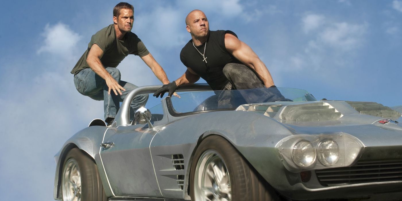 Paul Walker et Vin Diesel debout sur une voiture dans 