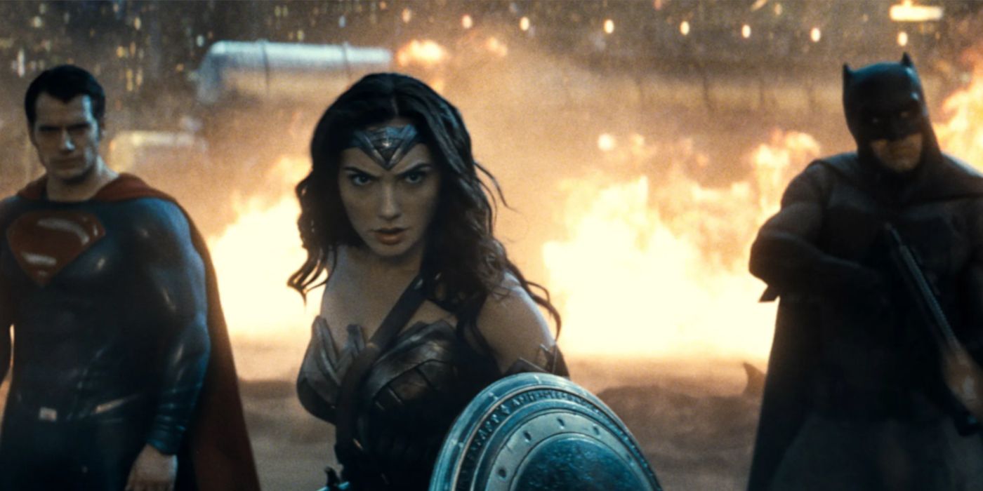 Gal Gadot como Wonder Woman en Batman v Superman: Dawn of Justice;  Wonder Woman entra en la batalla con Superman y Batman