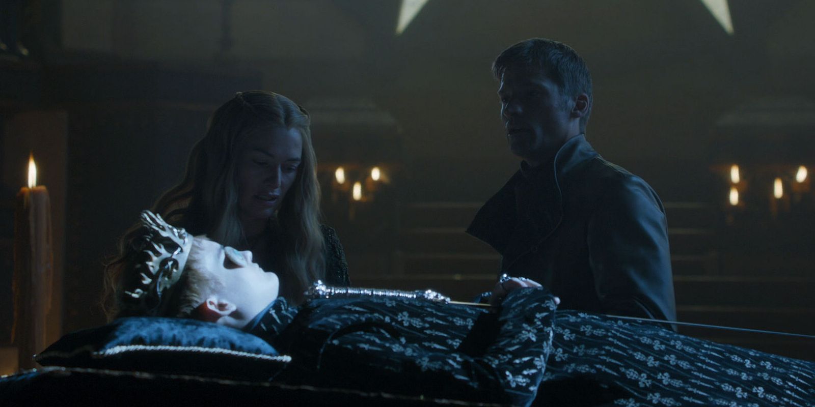 Cersei (Lena Headey) mourns Joffrey (Jack Gleeson) while Jaime (Nikolaj Coster-Waldau) attempts to comfort her