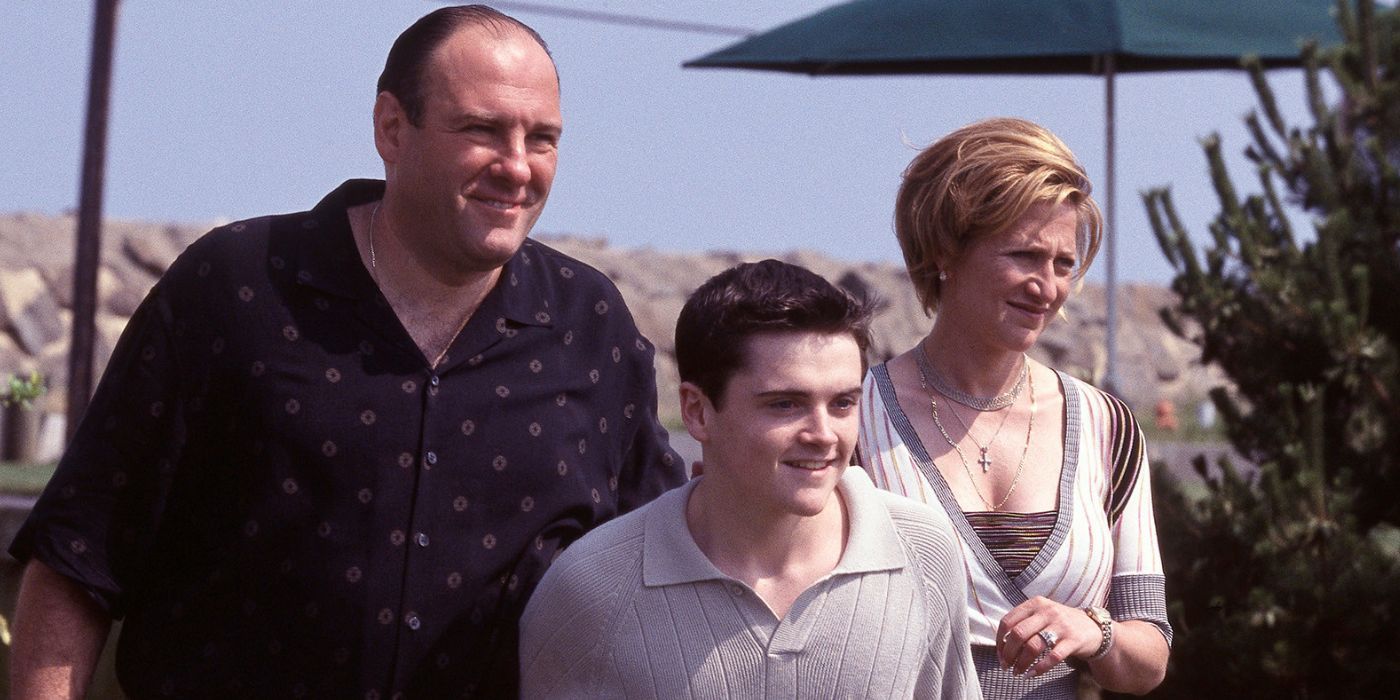 James Gandolfini, Edie Falco, Robert Iler parados afuera en las Sopranos.
