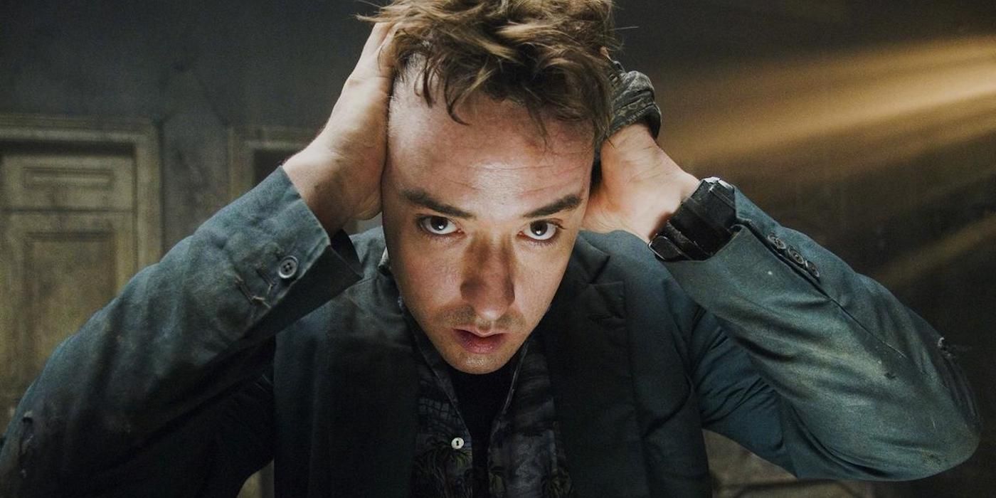 John Cusack as Mike in 1408, holding his ears and looking distressed