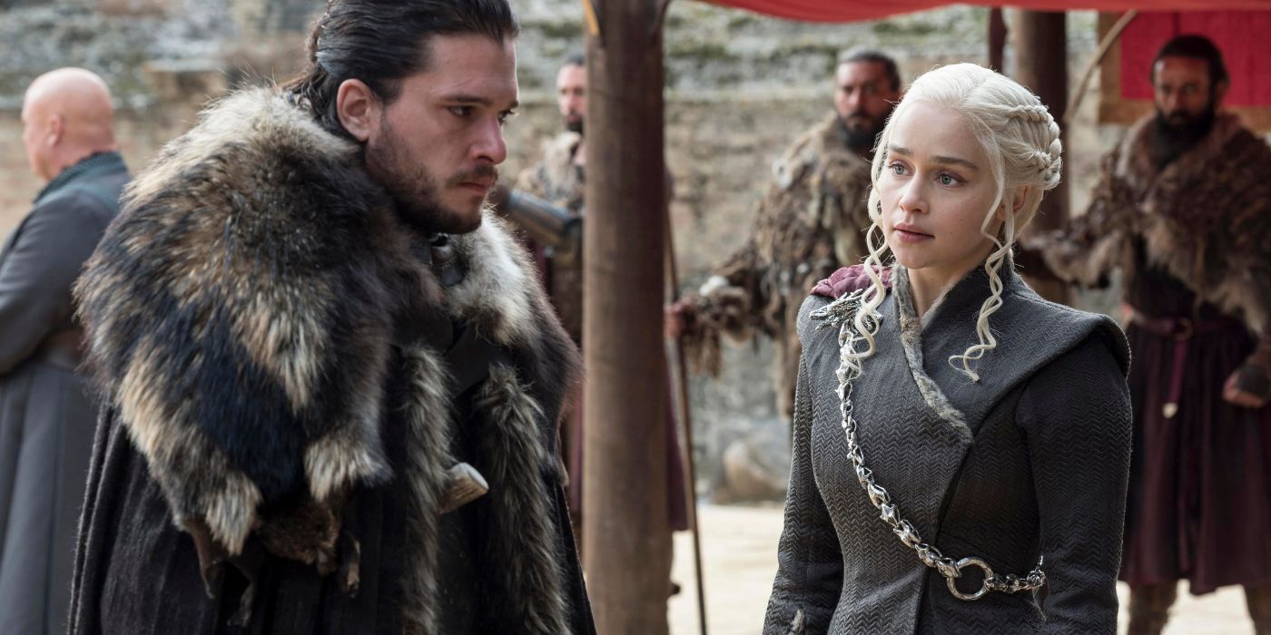 Kit Harington y Emilia Clarke como Jon y Daenerys en Dragonpit en Game of Thrones