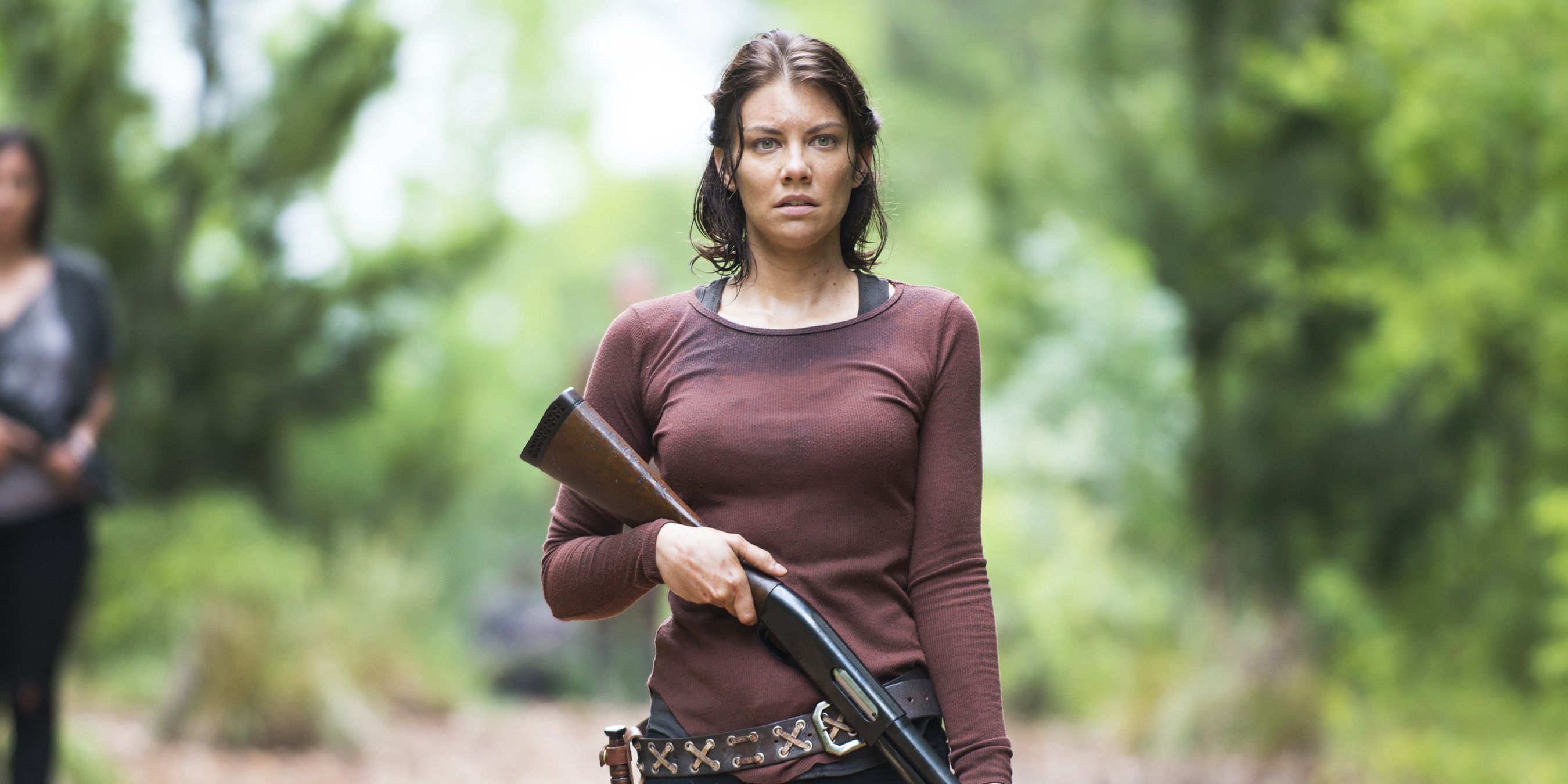 Lauren Cohan as Maggie holding a rifle in The Walking Dead Season 5