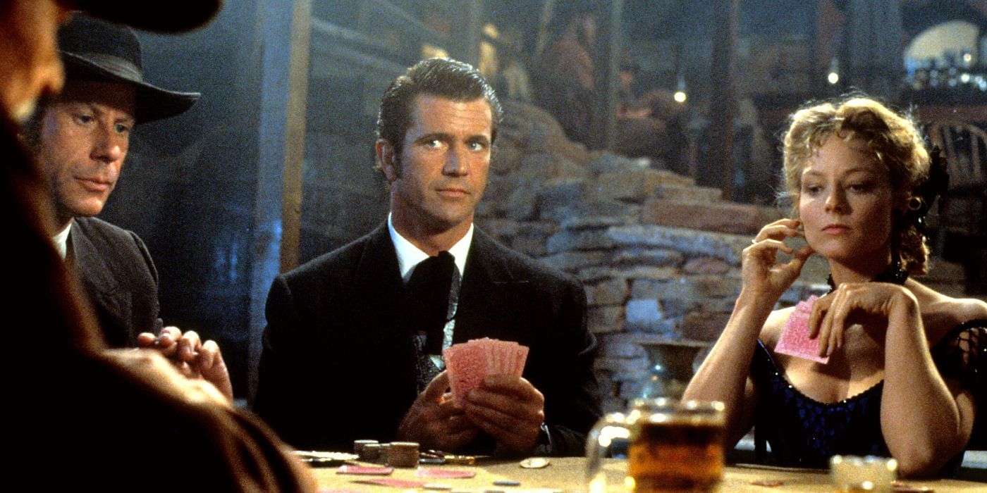 Mel Gibson y Jodie Foster jugando a las cartas con varios otros hombres en Maverick (1994)