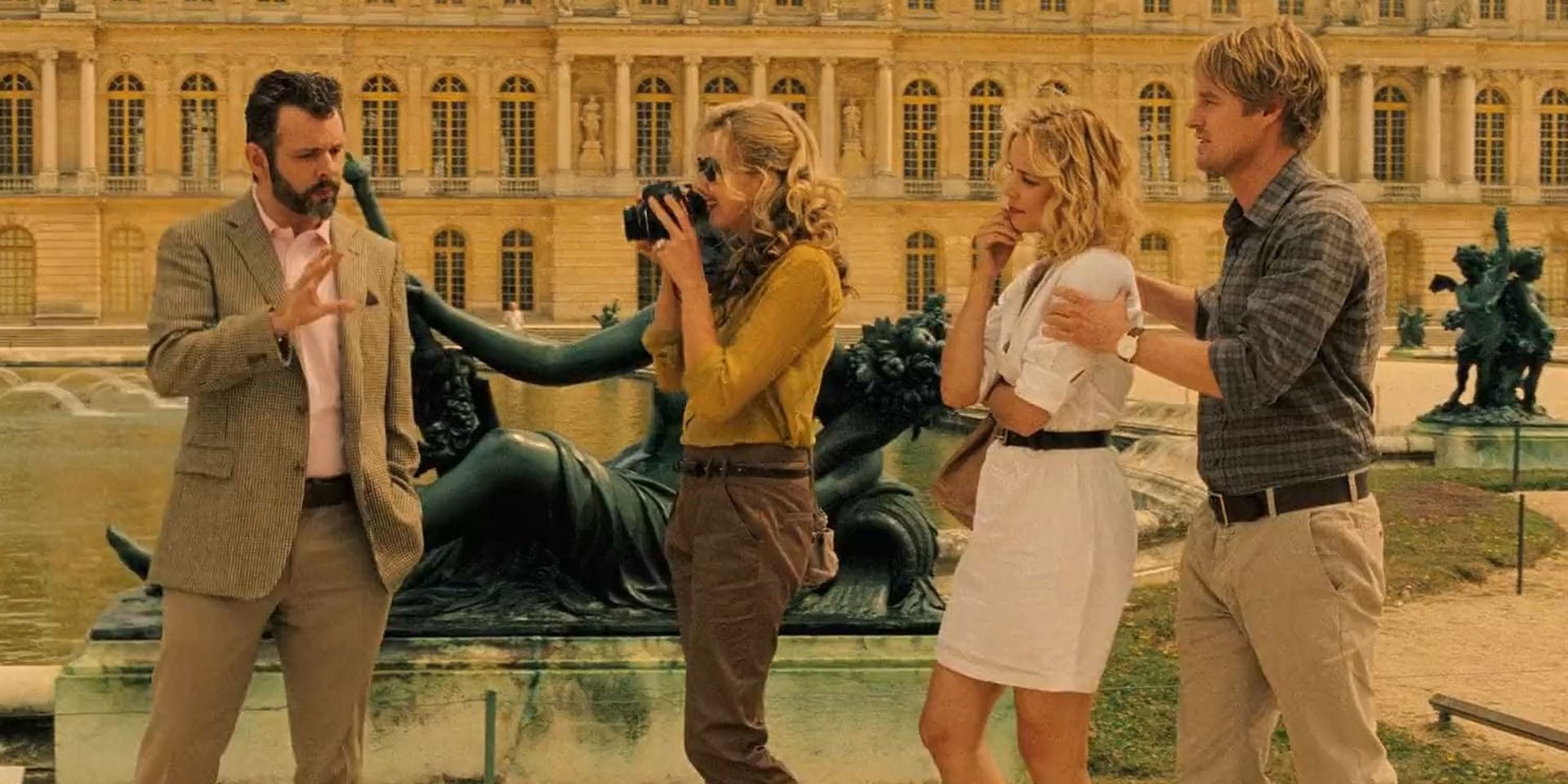 Paul (Michael Sheen) leads Inez (Rachel McAdams) and Gil (Owen Wilson) on a tour of Paris