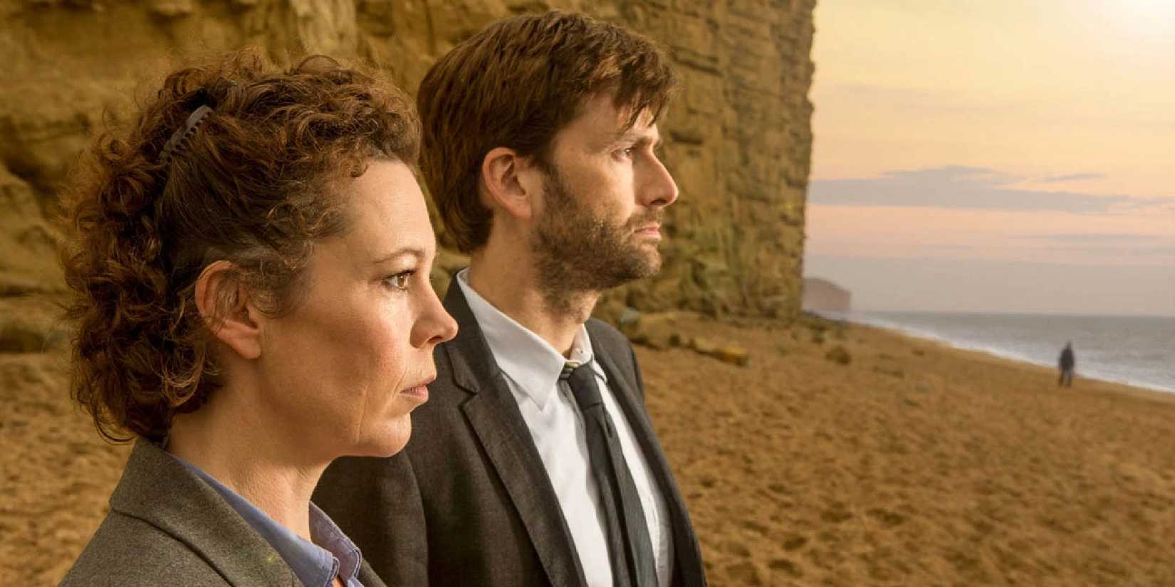 Les détectives Hardy et Miller regardent à l'horizon debout sur une plage de Broadchurch.
