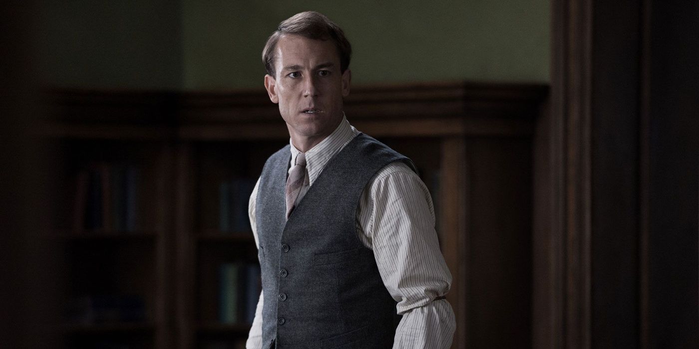 Frank Randall, played by Tobias Menzies, in a grey suit in 'Outlander.'