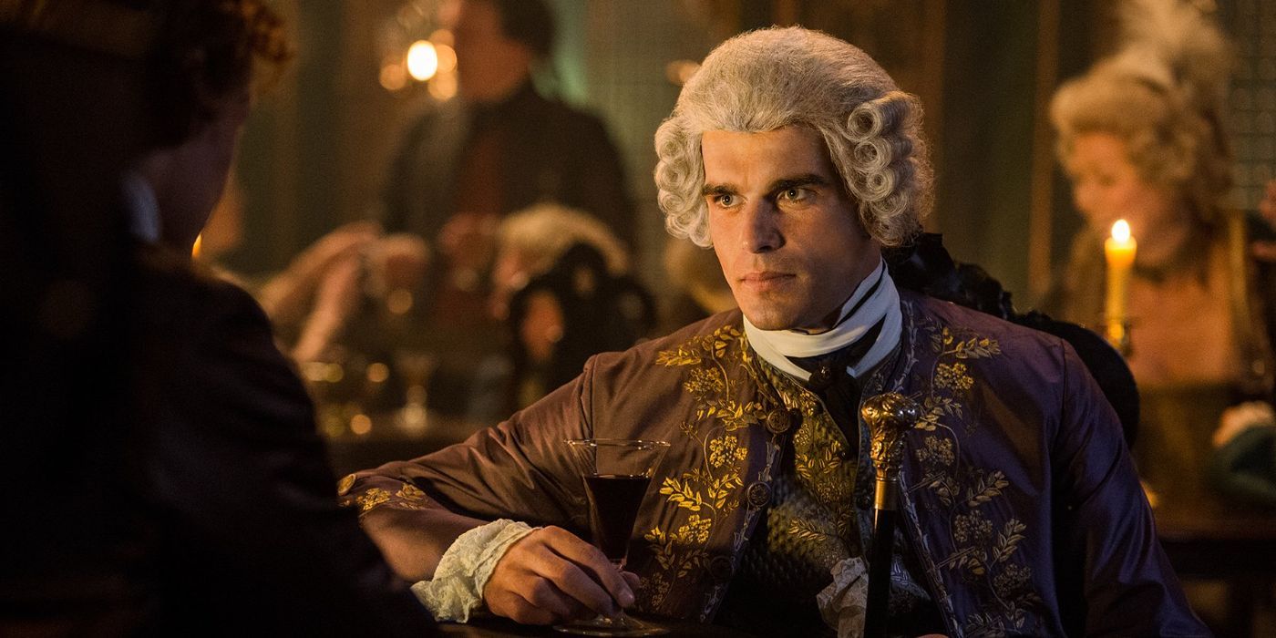 Le Comte St.Germain usando peruca e roupa marrom em 'Outlander'.