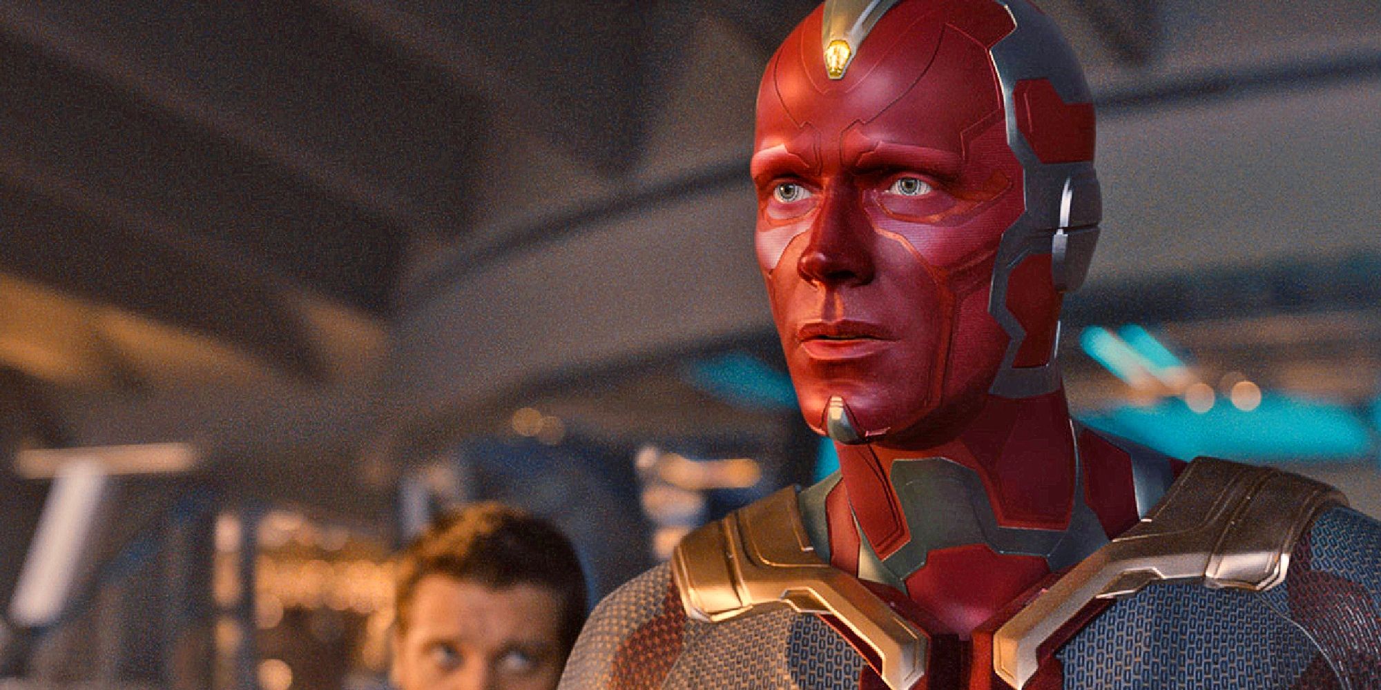 Paul Bettany como Visão olhando atentamente para fora da câmera em Vingadores: Era de Ultron 