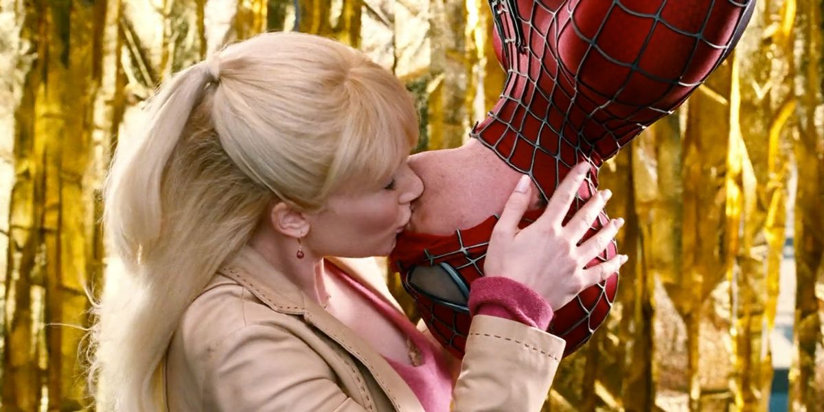 Peter Parker (Tobey Maguire) and Gwen Stacy (Bryce Dallas Howard) share an upside down kiss in Spider-Man 3