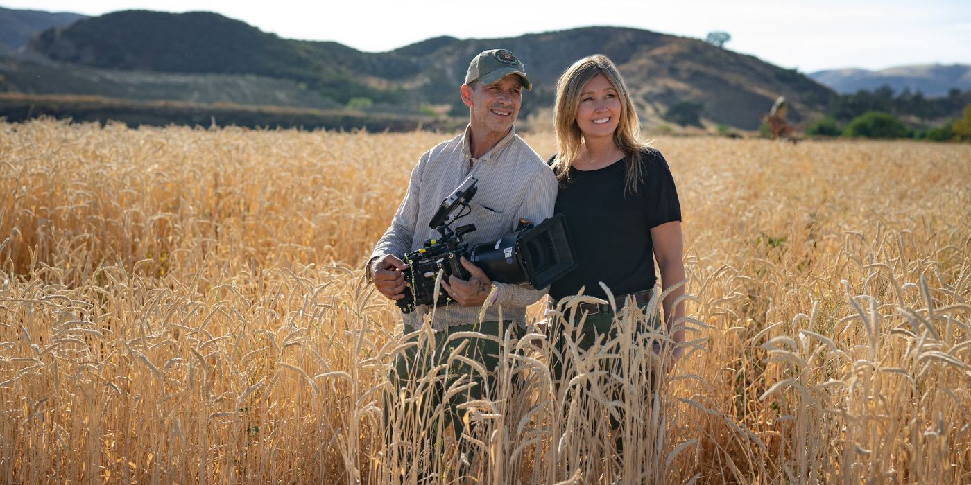 Zack y Deborah Snyder filmando en un campo de trigo