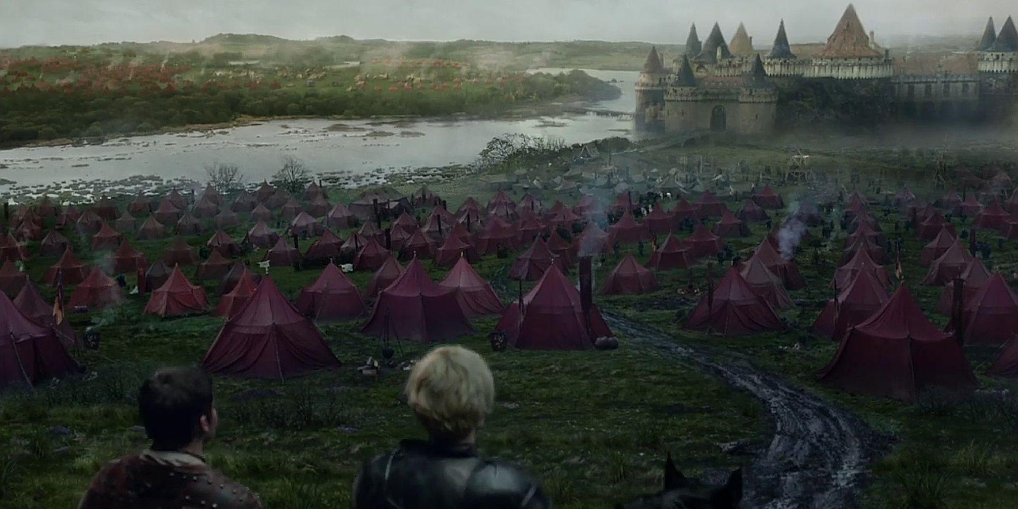 Brienne e Podrick olham para as fileiras de tendas ao redor de Correrrio