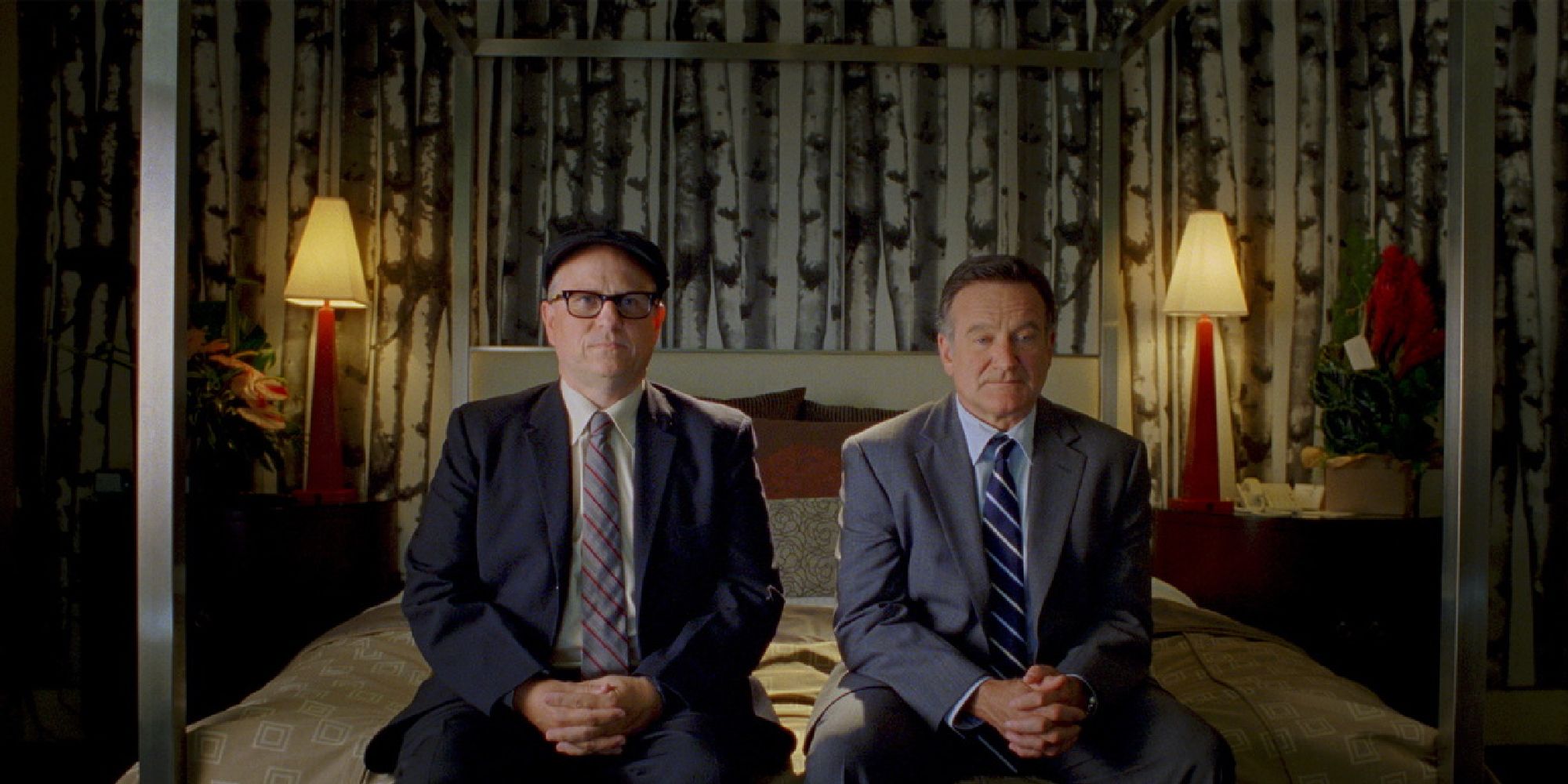 Robin Williams and Bobcat Goldthwait as Lance and the chauffeur, sitting on a bed with the hands in their laps in World's Greatest Dad