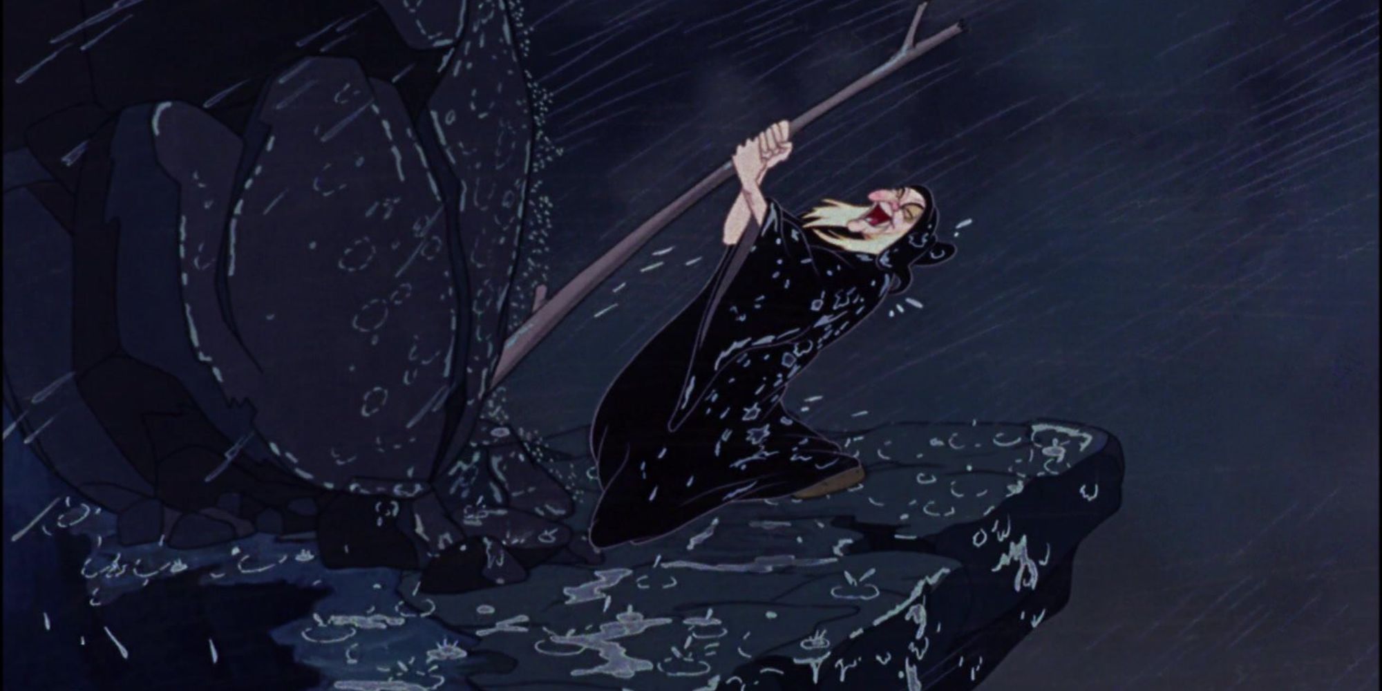 La Reina Malvada, disfrazada de anciana, se prepara para aplastar a los enanos con una roca en medio de una tormenta.