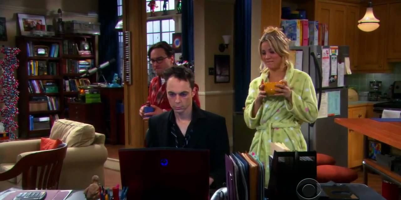 Johnny Galecki, Jim Parsons y Kaley Cuoco como Leonard, Sheldon y Penny en The Big Bang Theory