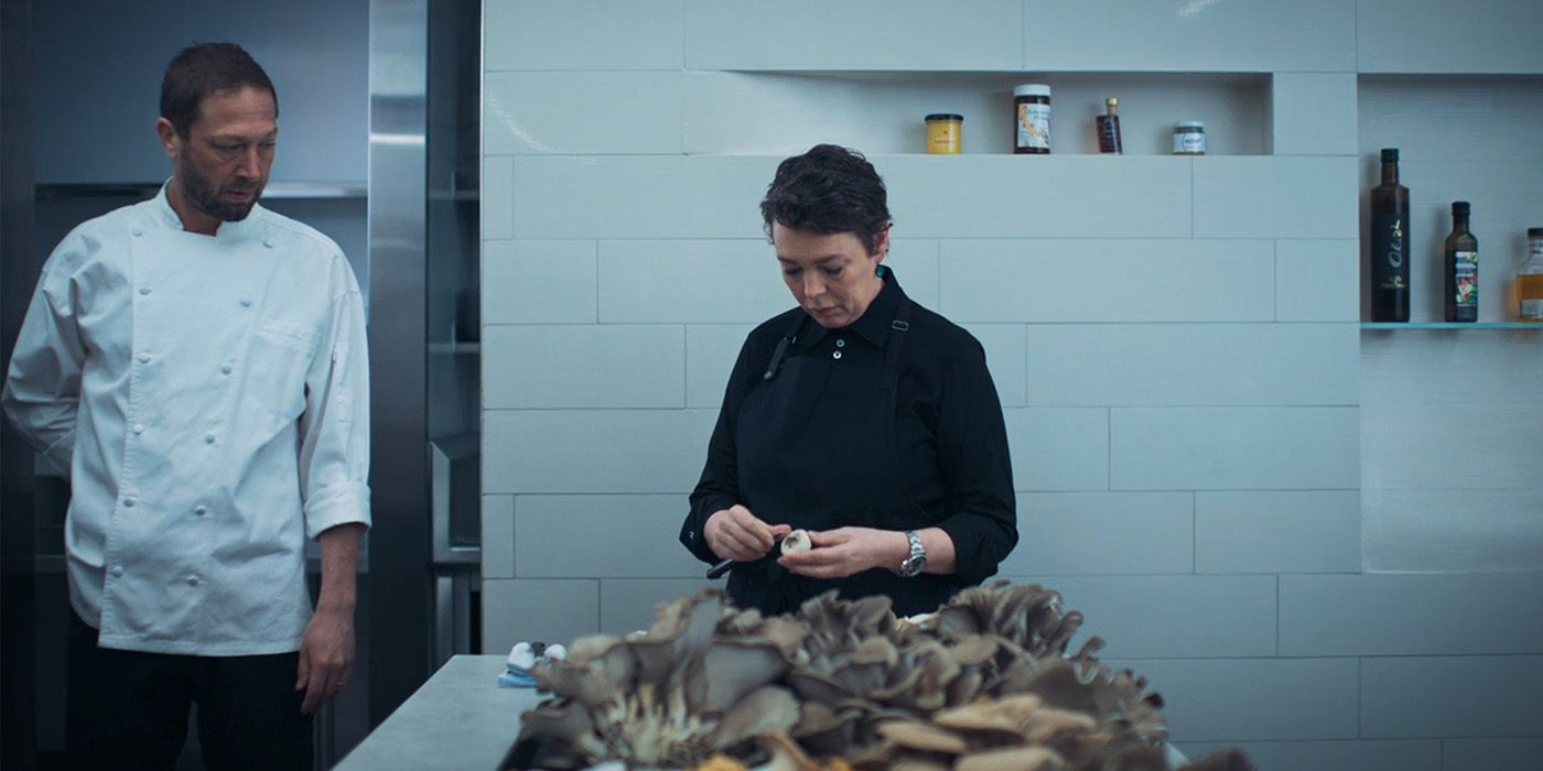 Olivia Colman como Chef Terry, pelando champiñones en la cocina mientras Richie observa.