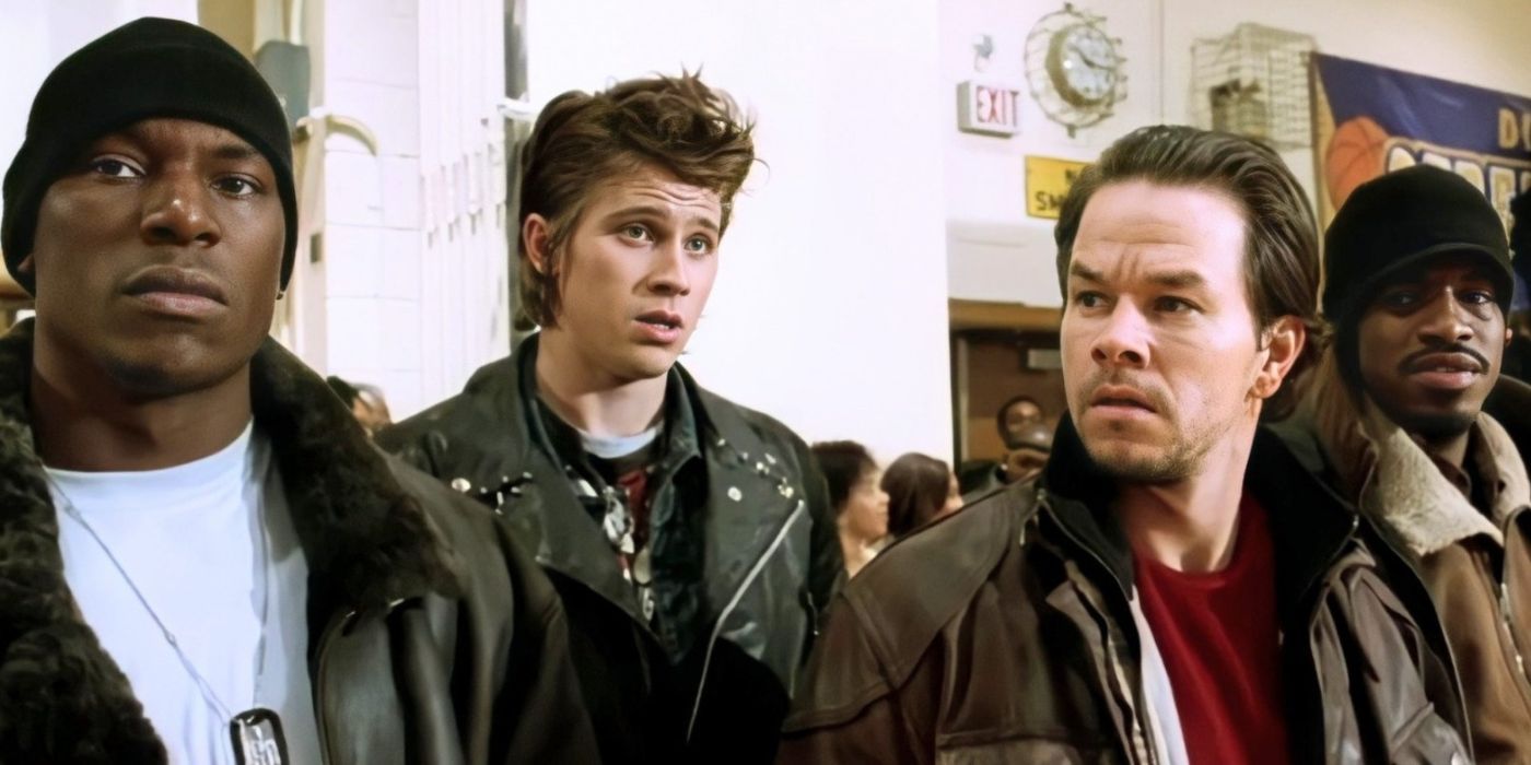 Tyrese Gibson, Garrett Hedlund, Mark Wahlberg y André 3000 mirando alrededor de una habitación en Four Brothers (2005)