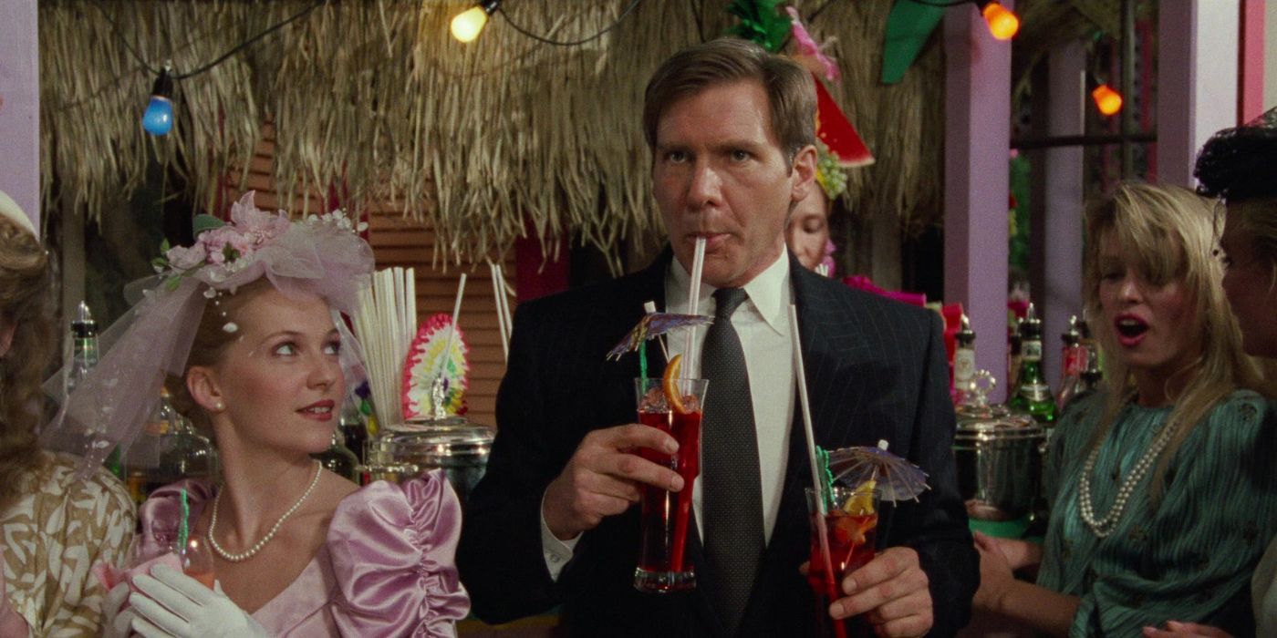 Jack (Harrison Ford) bebendo coquetéis de frutas em um casamento com tema havaiano em Working Girl 