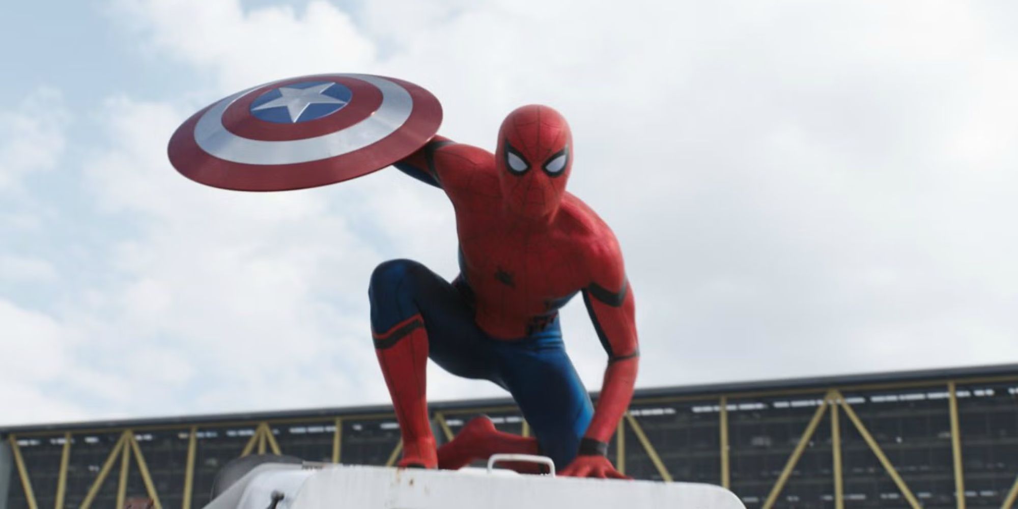 Spider-Man con el escudo del Capitán América en Capitán América: Civil War