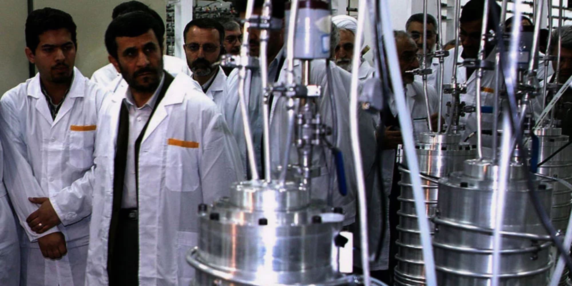 El presidente iraní y su equipo de científicos caminan por una instalación.