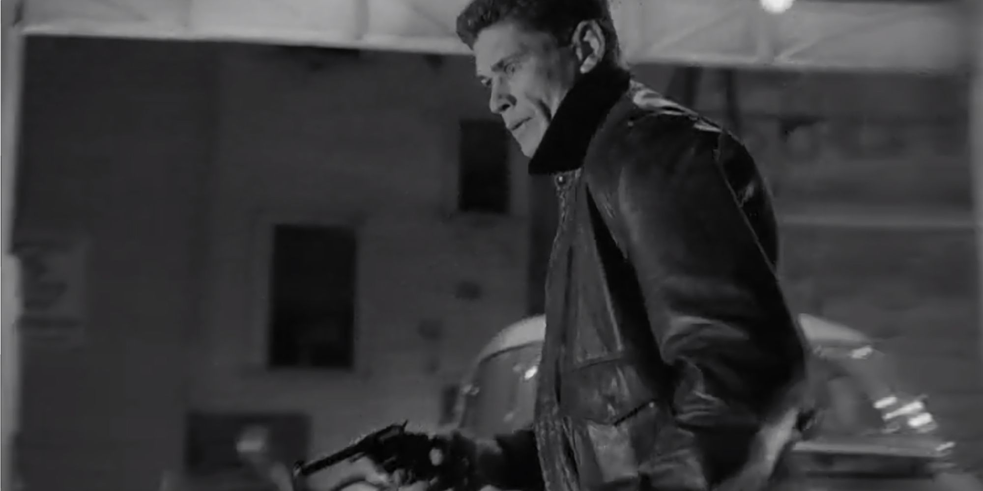 Charles Bronson como Ben Hastings andando pela rua no filme Crime Wave - 1953