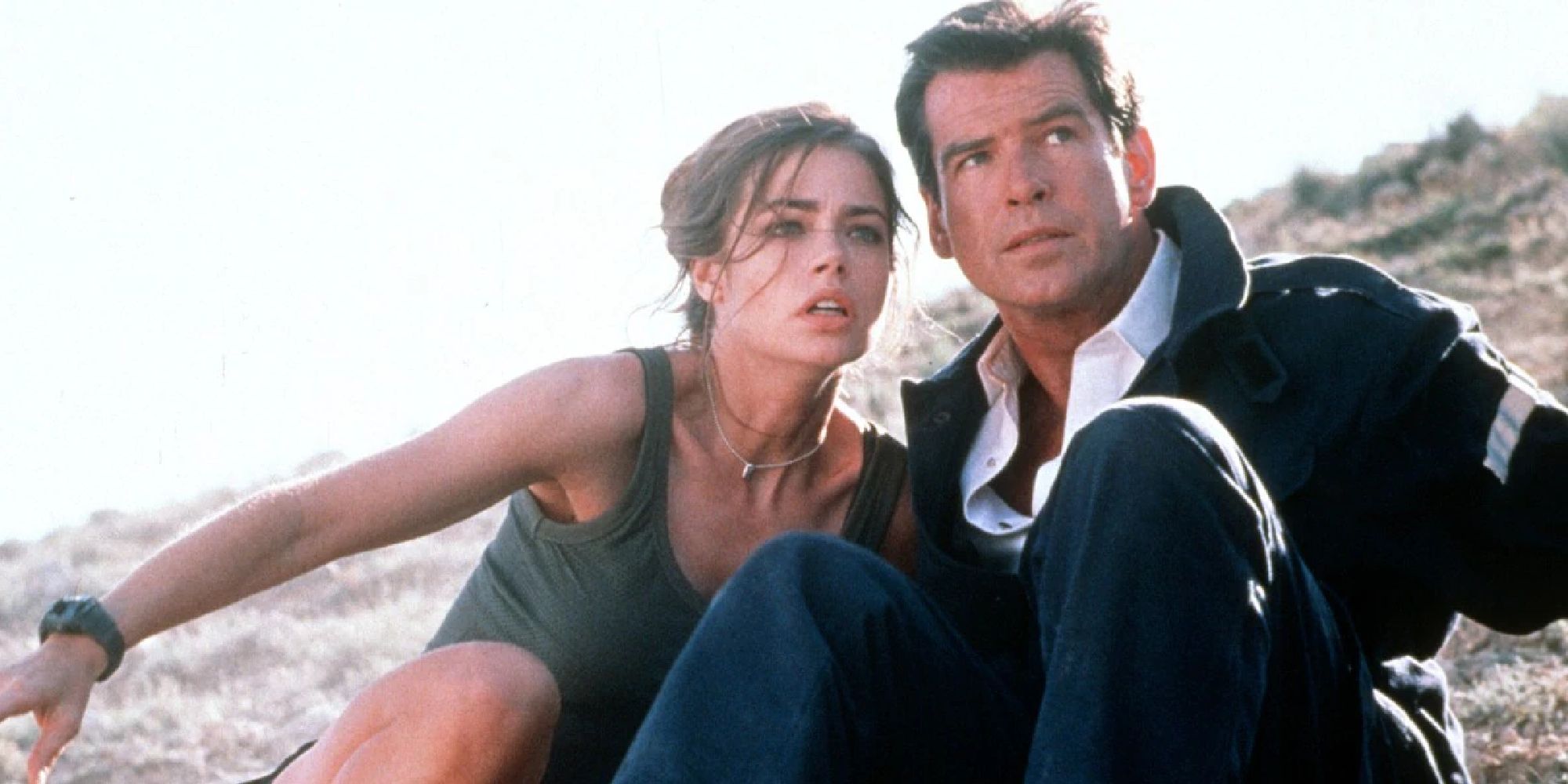 Denise Richards and Pierce Brosnan as Christmas Jones and James Bond looking in the same direction in The World is Not Enough
