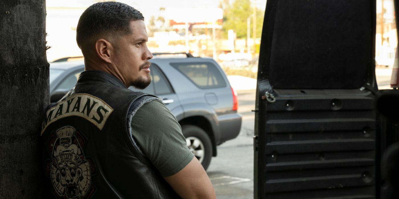 JD Pardo في دور EZ Reyes متكئًا على شجرة في الموسم 3 ، الحلقة 7 من 'Mayans MC'