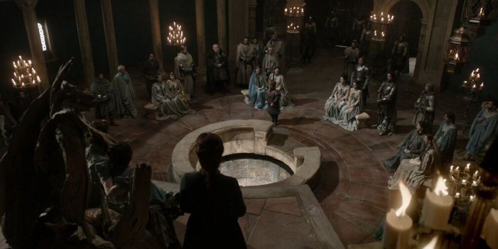 Uma multidão no Vale assiste ao julgamento de Tyrion Lannister (Peter Dinklage)