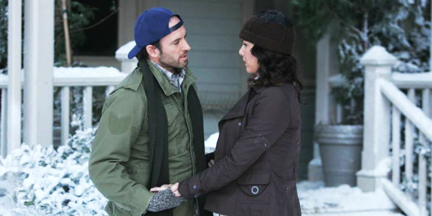 Luke y Lorelai se toman de la mano y se miran a los ojos en la nieve afuera de la casa de Lorelai en la temporada 5 de Gilmore Girls.