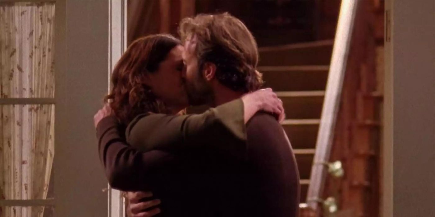 Luke (Scott Patterson) and Lorelai's (Lauren Graham) first kiss in the doorway of the Dragonfly Inn in Gilmore Girls Season 4