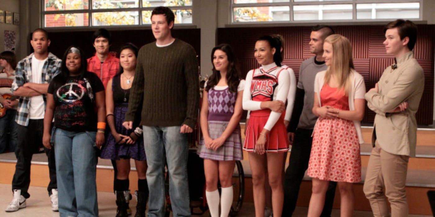 Les New Directions dans la salle de choeur de Glee.