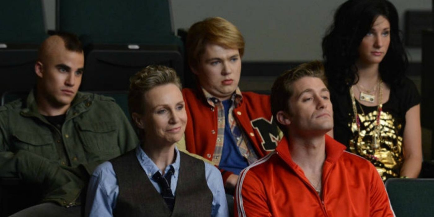 Le casting de Glee assis dans l'auditorium