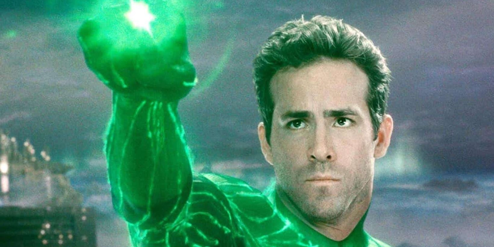 El Linterna Verde de Ryan Reynolds extiende su brazo y su anillo brilla.