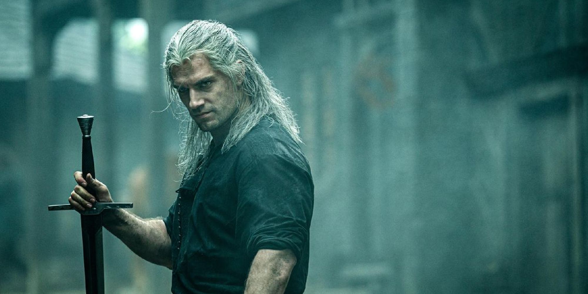 Henry Cavill, que interpreta a Geralt en The Witcher, deja su espada en el suelo y parece molesto.