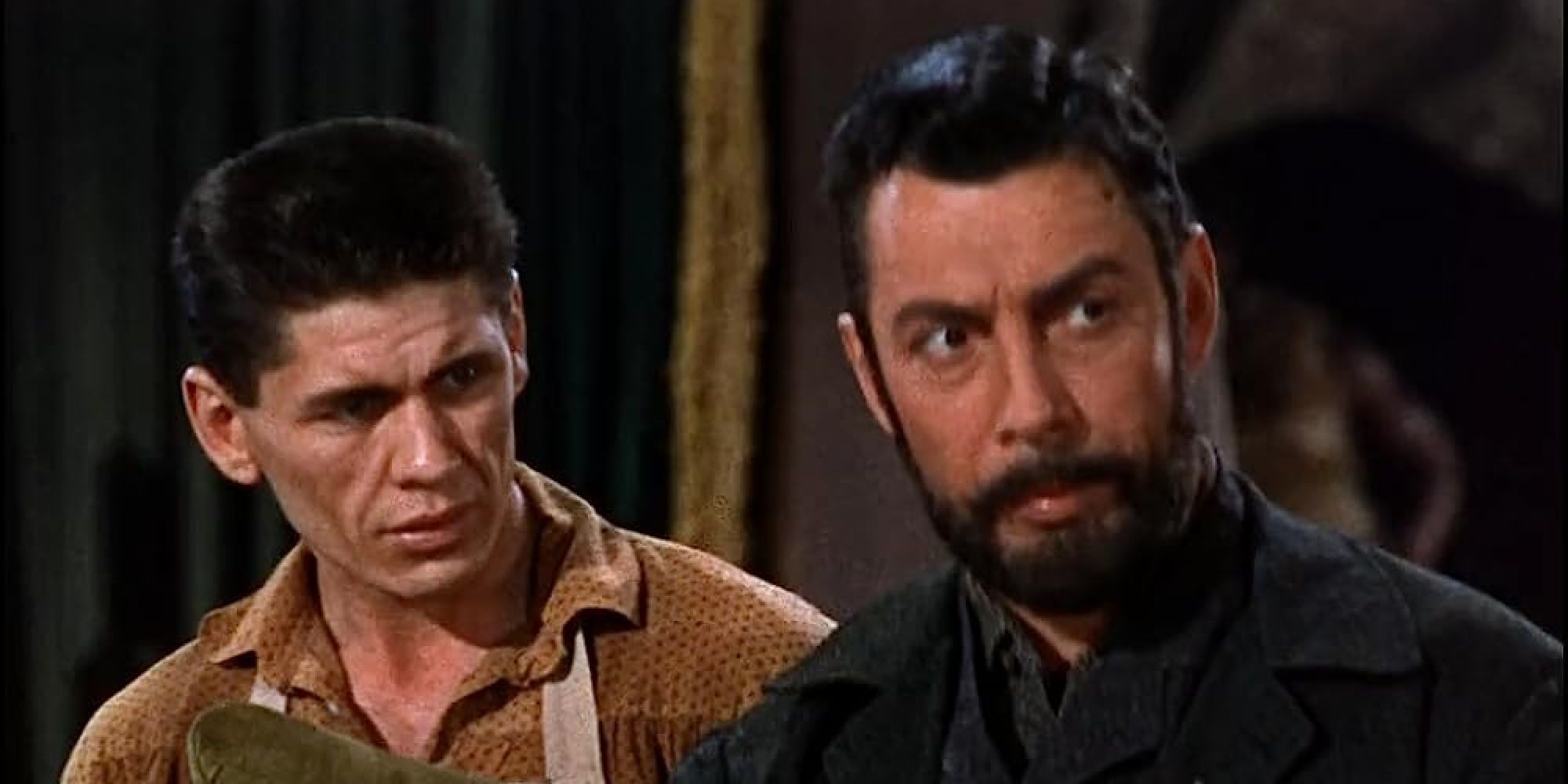 Charles Bronson e Nedrick Young como Igor e Carl Hendricks olhando na mesma direção House of Wax - 1953