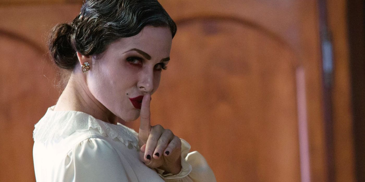 Danielle Bisutti como Michelle Crane, ou a Mulher de Branco, com um dedo nos lábios em Insidious: Chapter 2 (2013)