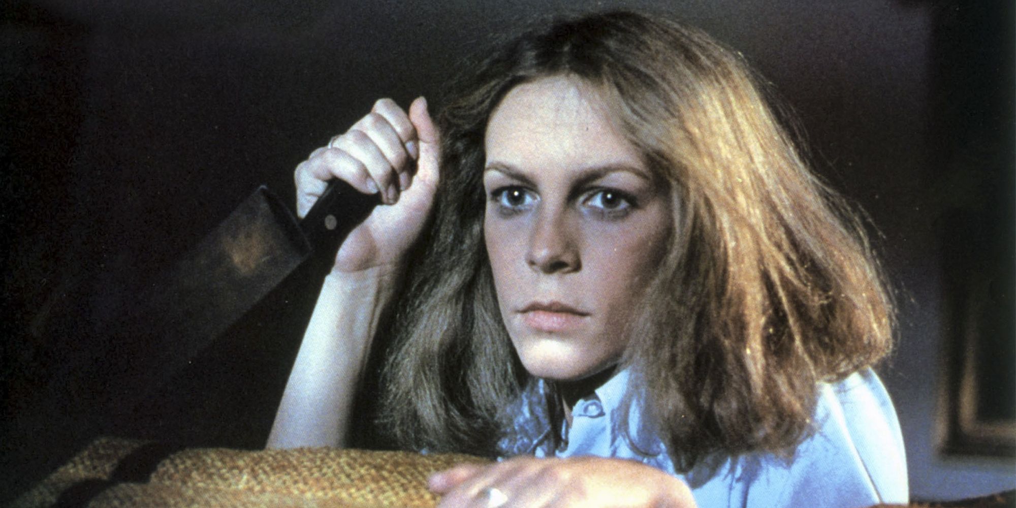 Laurie Strode hält ein Messer und sieht verängstigt aus in „Halloween“ (1978)